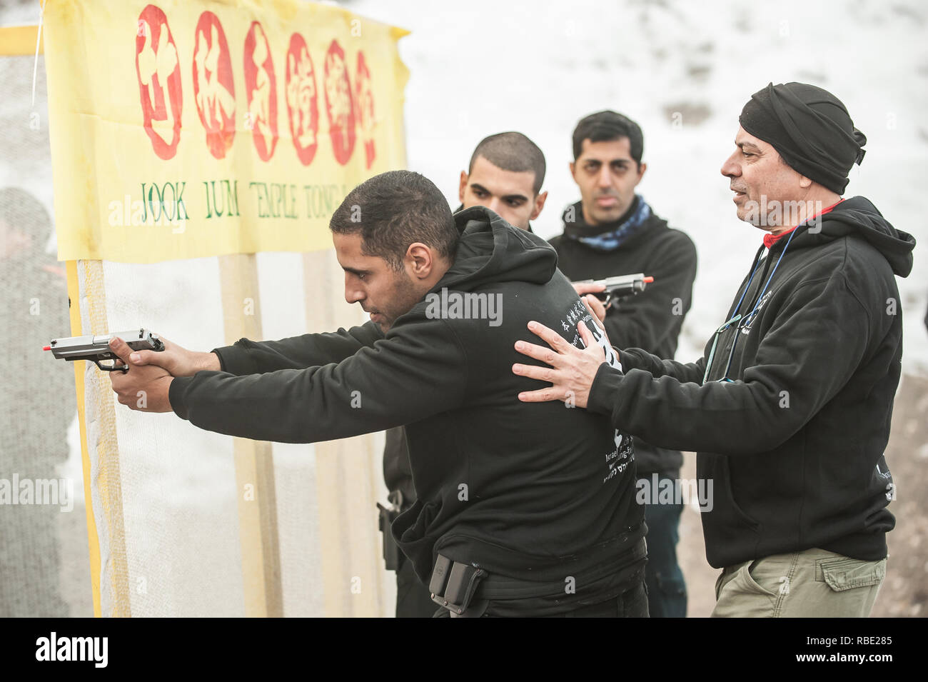Pozarevac, Serbia - Dicembre 21-24, 2018: Istruttore Kapap Avi Nardia insegna ai suoi studenti sul poligono di tiro GROM, come utilizzare in modo sicuro la pistola in KA Foto Stock