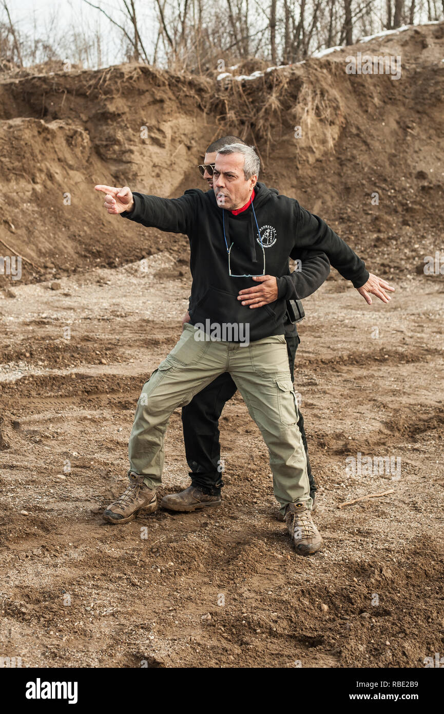 Pozarevac, Serbia - Dicembre 21-24, 2018: Istruttore Kapap Avi Nardia insegna ai suoi studenti sul poligono di tiro GROM, come utilizzare in modo sicuro la pistola in KA Foto Stock