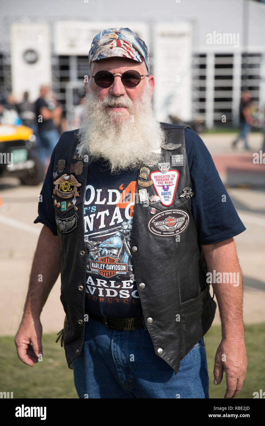 Un grigio più vecchi barbuti motociclista assiste il 115Harley-Davidson anniversario della manifestazione presso il Museo Harley-Davidson a Milwaukee nel Wisconsin Foto Stock