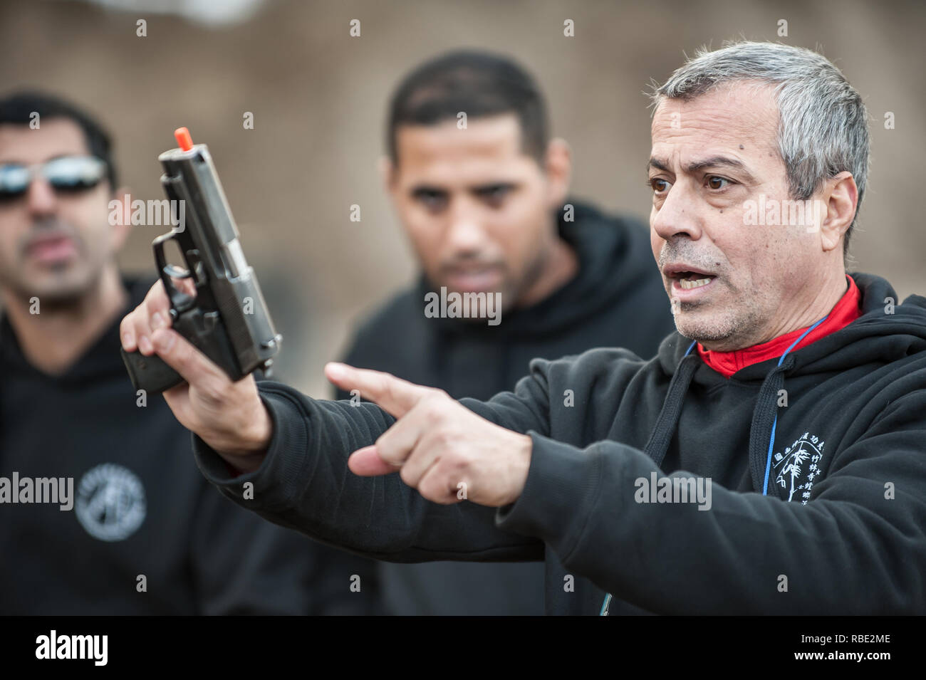Pozarevac, Serbia - Dicembre 21-24, 2018: Istruttore Kapap Avi Nardia insegna grande gruppo di studenti sul poligono di tiro GROM, come utilizzare in modo sicuro la pistola o Foto Stock