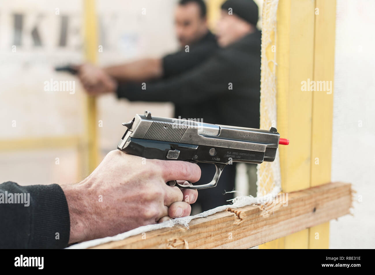 Pozarevac, Serbia - Dicembre 21-24, 2018: Istruttore Kapap Avi Nardia insegna ai suoi studenti sul poligono di tiro GROM, come utilizzare in modo sicuro la pistola in KA Foto Stock