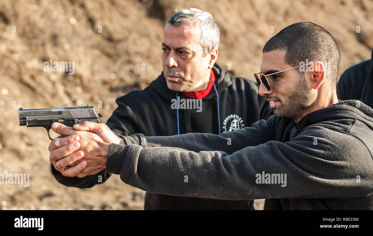 Pozarevac, Serbia - Dicembre 21-24, 2018: Istruttore Kapap Avi Nardia insegna ai suoi studenti sul poligono di tiro GROM, come utilizzare in modo sicuro la pistola in KA Foto Stock