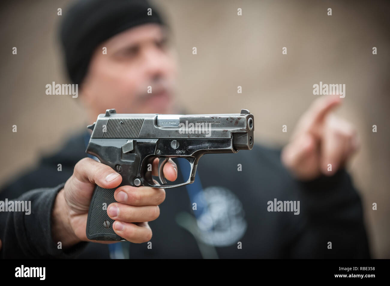 Pozarevac, Serbia - Dicembre 21-24, 2018: Istruttore Kapap Avi Nardia insegna ai suoi studenti sul poligono di tiro GROM, come utilizzare in modo sicuro la pistola in KA Foto Stock