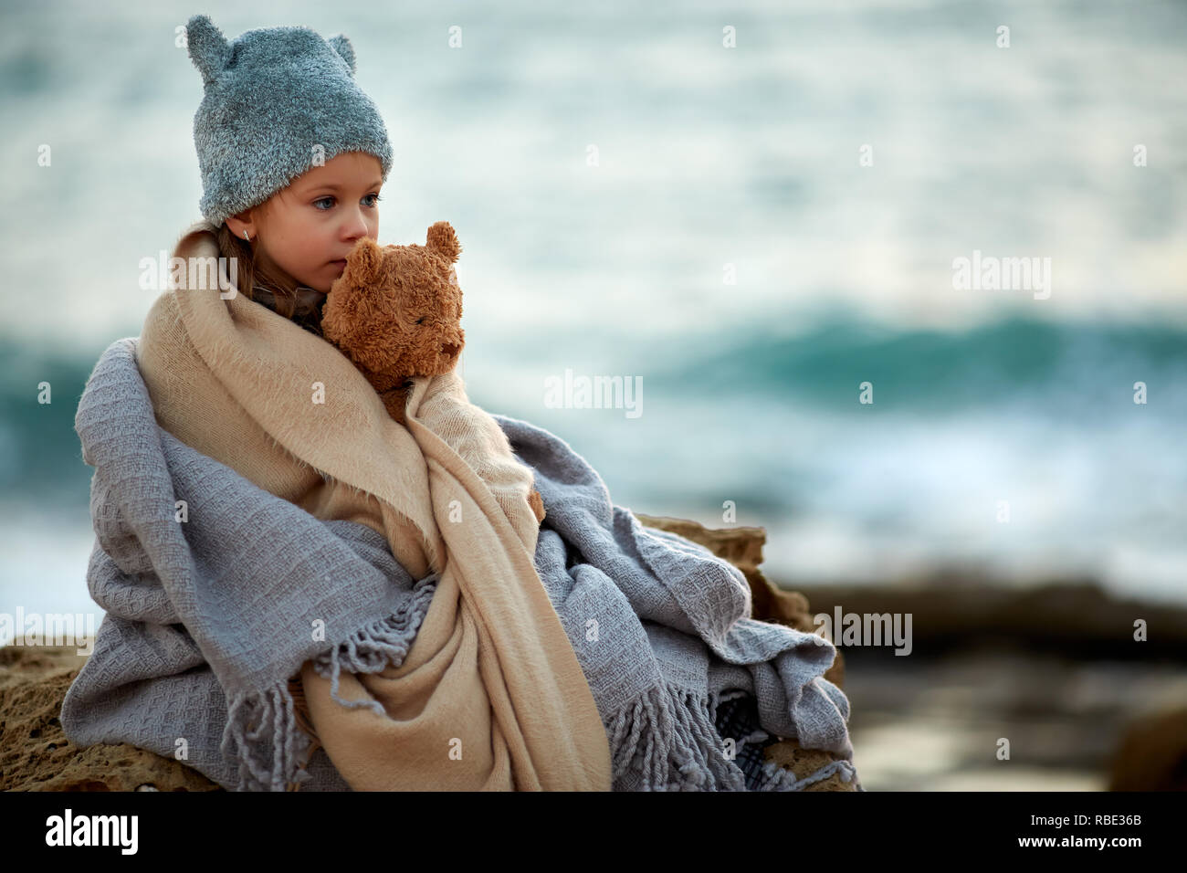 Affascinante ragazza con Teddy bear cuddling in plaid Foto Stock