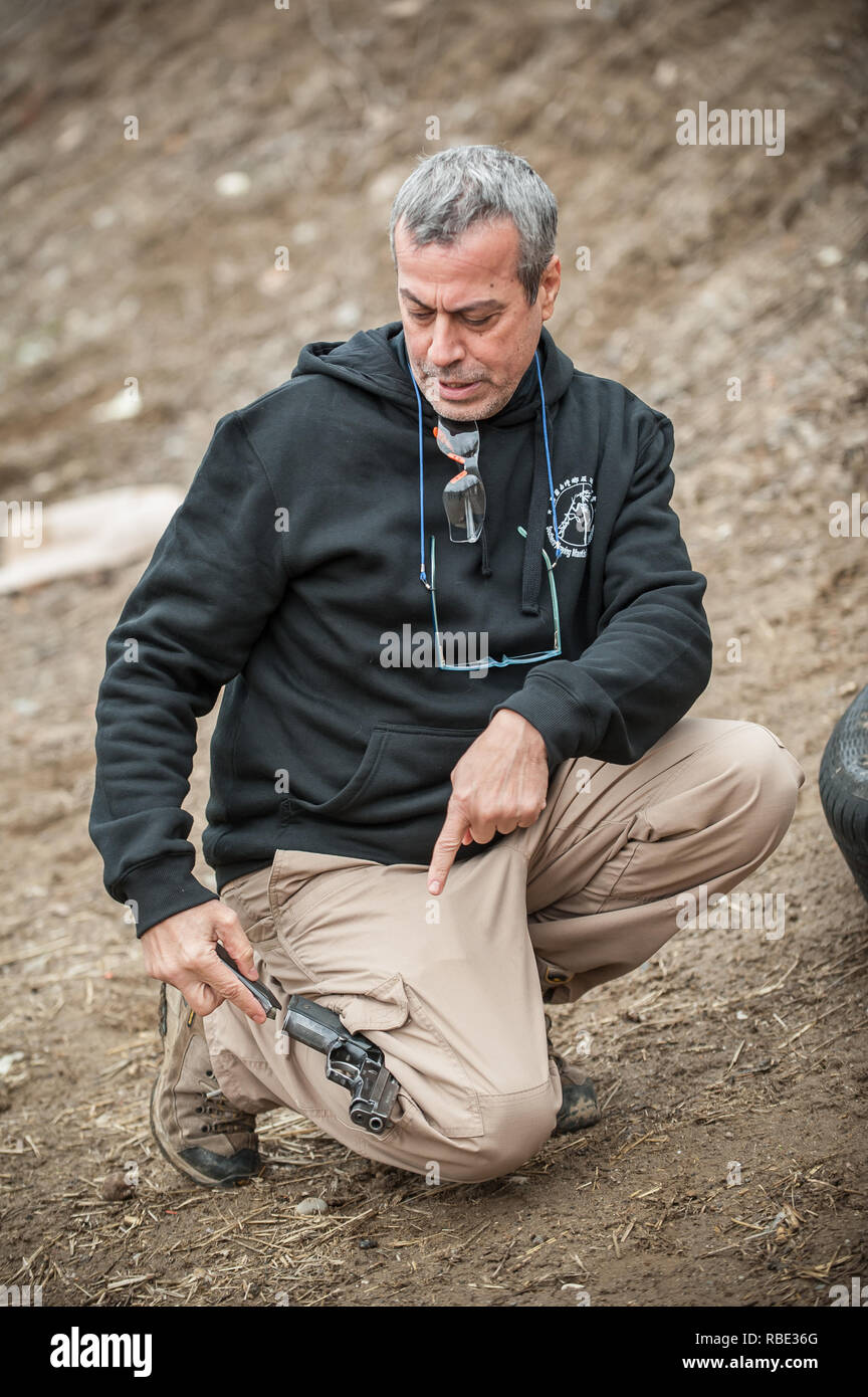 Pozarevac, Serbia - Dicembre 21-24, 2018: Istruttore Kapap Avi Nardia insegna ai suoi studenti sul poligono di tiro GROM, come utilizzare in modo sicuro la pistola in KA Foto Stock