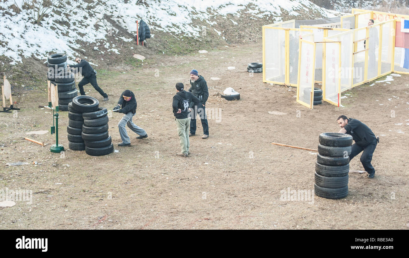 Pozarevac, Serbia - Dicembre 21-24, 2018: Istruttore Kapap Avi Nardia insegna grande gruppo di studenti sul poligono di tiro GROM, come utilizzare in modo sicuro la pistola o Foto Stock