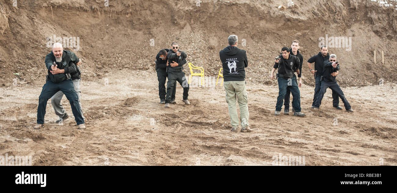 Pozarevac, Serbia - Dicembre 21-24, 2018: Istruttore Kapap Avi Nardia insegna grande gruppo di studenti sul poligono di tiro GROM, come utilizzare in modo sicuro la pistola o Foto Stock
