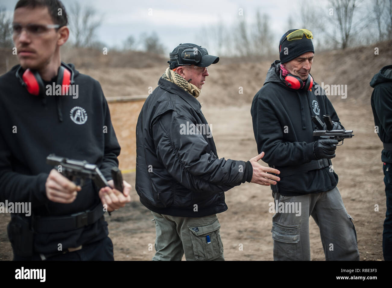 Pozarevac, Serbia - Dicembre 21-24, 2018: Istruttore Zeljko Vujicic insegna grande gruppo di studenti sul poligono di tiro GROM, come utilizzare in modo sicuro la pistola Foto Stock