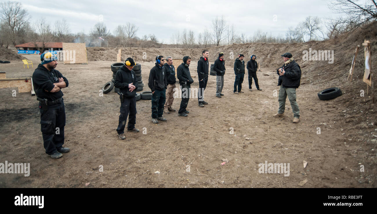 Pozarevac, Serbia - Dicembre 21-24, 2018: Istruttore Zeljko Vujicic insegna grande gruppo di studenti sul poligono di tiro GROM, come utilizzare in modo sicuro la pistola Foto Stock