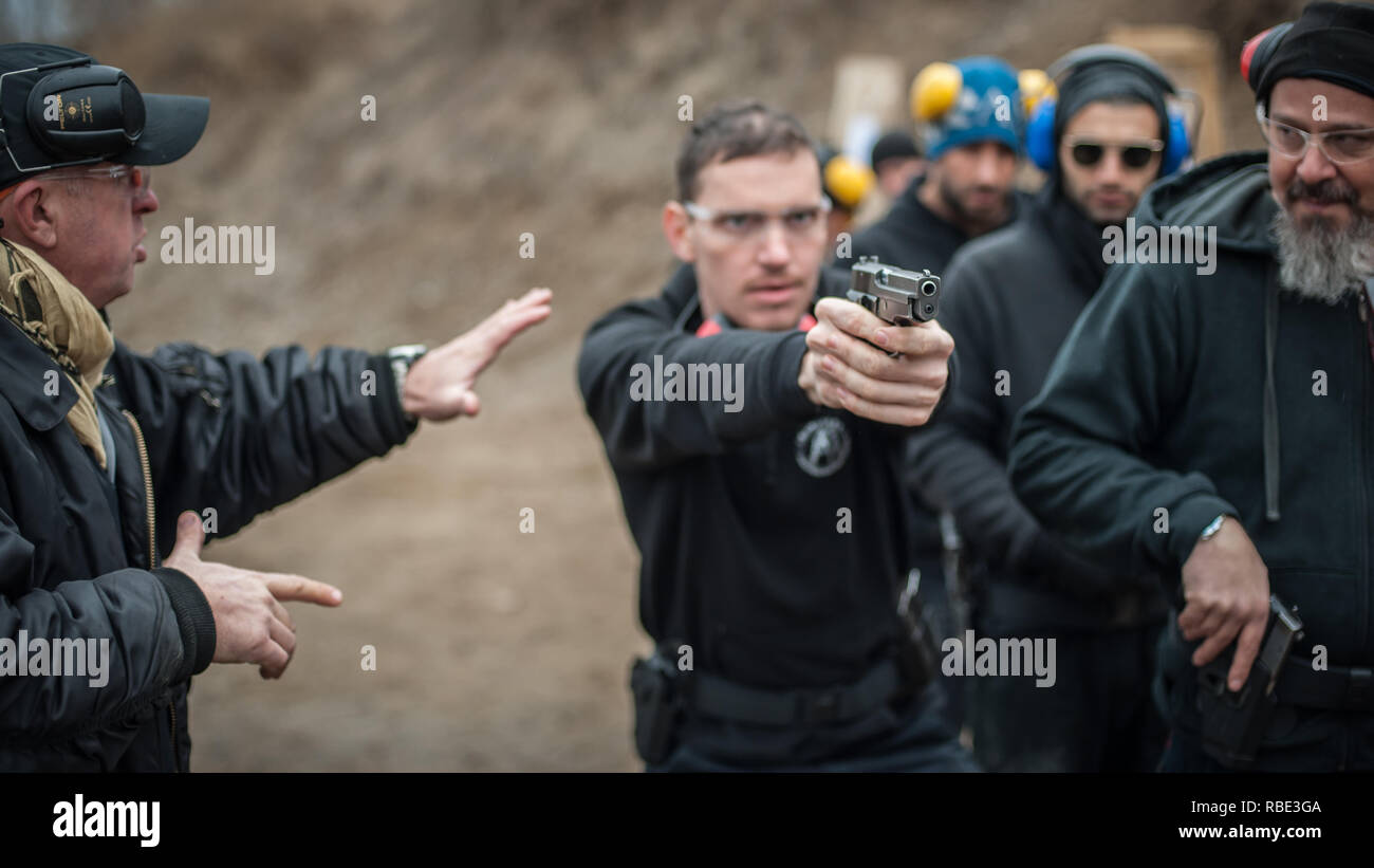 Pozarevac, Serbia - Dicembre 21-24, 2018: Istruttore Zeljko Vujicic insegna grande gruppo di studenti sul poligono di tiro GROM, come utilizzare in modo sicuro la pistola Foto Stock