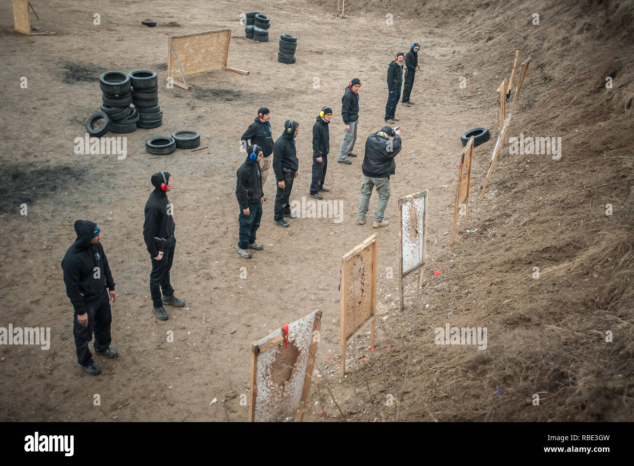 Pozarevac, Serbia - Dicembre 21-24, 2018: Istruttore Zeljko Vujicic insegna grande gruppo di studenti sul poligono di tiro GROM, come utilizzare in modo sicuro la pistola Foto Stock