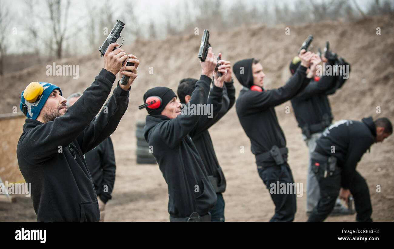 Pozarevac, Serbia - Dicembre 21-24, 2018: grande gruppo di studenti kapap pratica diverse abilità con la pistola nel poligono di tiro GROM sulla base KAPAP F Foto Stock