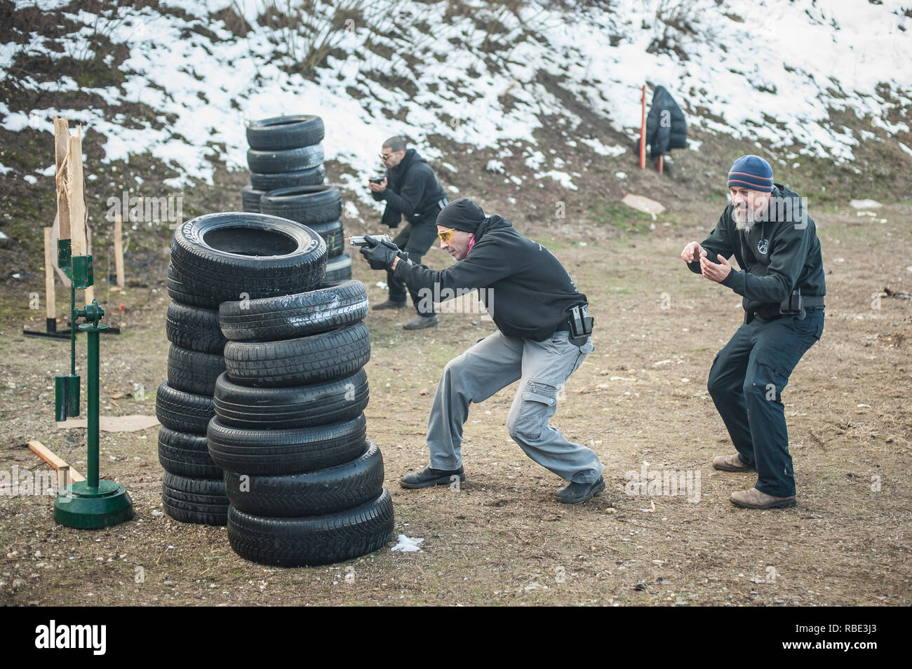 Pozarevac, Serbia - Dicembre 21-24, 2018: grande gruppo di studenti kapap prassi azione spari sul bersaglio nel poligono di tiro GROM su KAPAP BAS Foto Stock