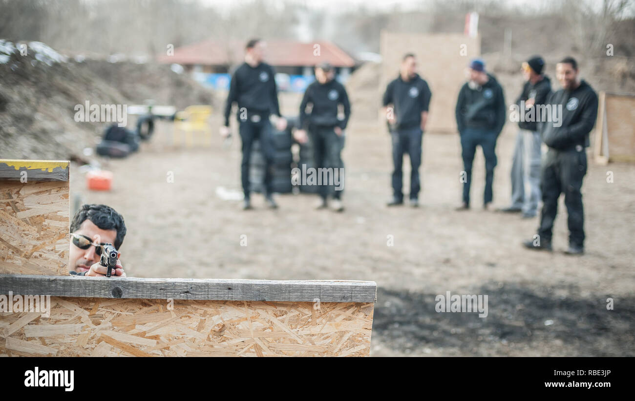 Pozarevac, Serbia - Dicembre 21-24, 2018: grande gruppo di studenti kapap prassi azione spari sul bersaglio nel poligono di tiro GROM su KAPAP BAS Foto Stock