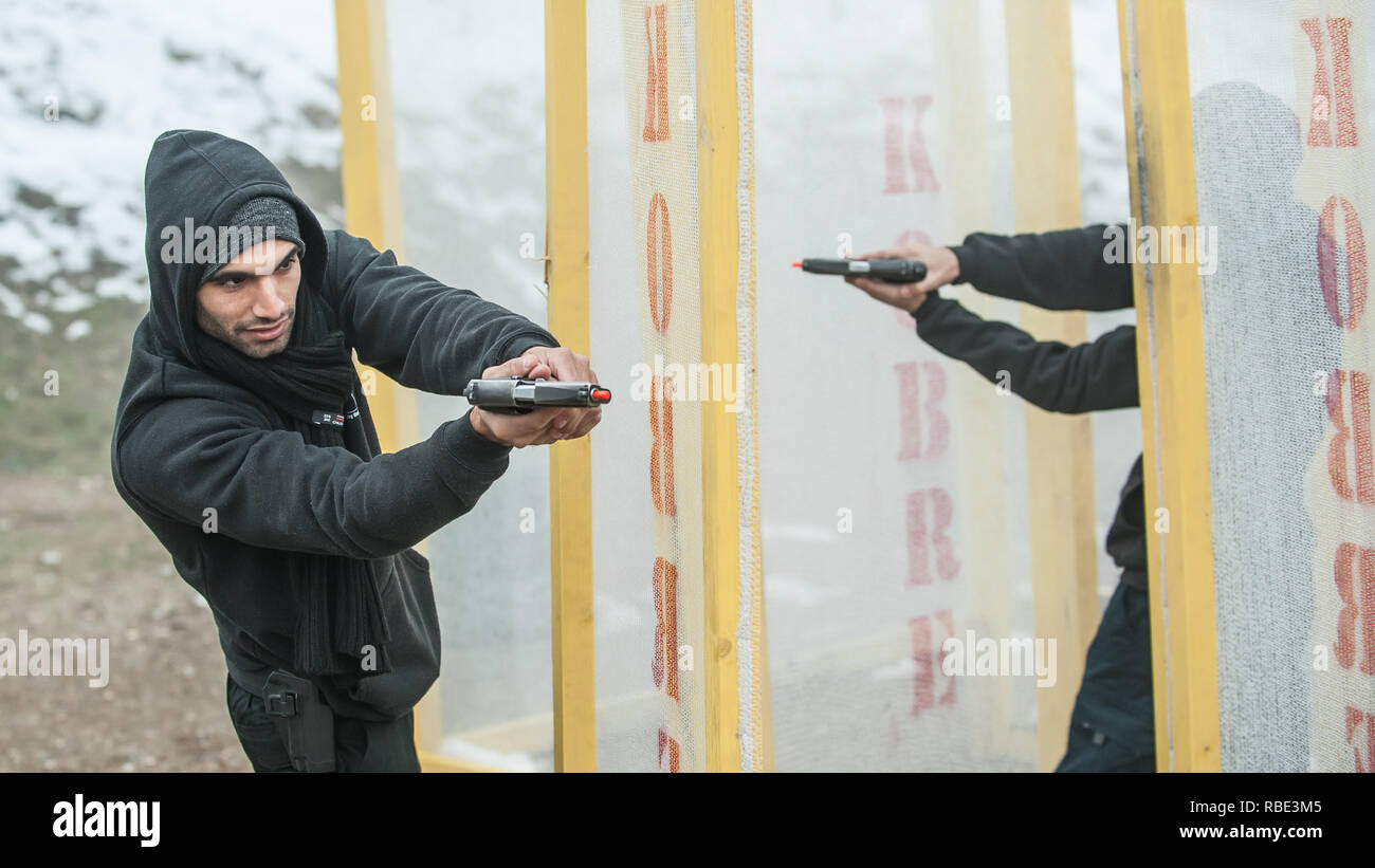 Pozarevac, Serbia - Dicembre 21-24, 2018: Kapap gli studenti praticano diverse abilità con la pistola nel poligono di tiro GROM KAPAP SULLA BASE DI SICUREZZA DELLE ARMI DA FUOCO Foto Stock