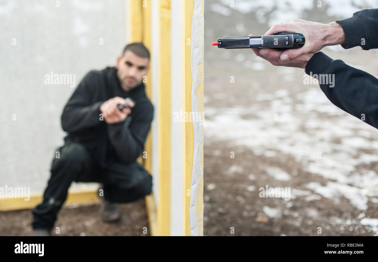 Pozarevac, Serbia - Dicembre 21-24, 2018: Kapap gli studenti praticano diverse abilità con la pistola nel poligono di tiro GROM KAPAP SULLA BASE DI SICUREZZA DELLE ARMI DA FUOCO Foto Stock