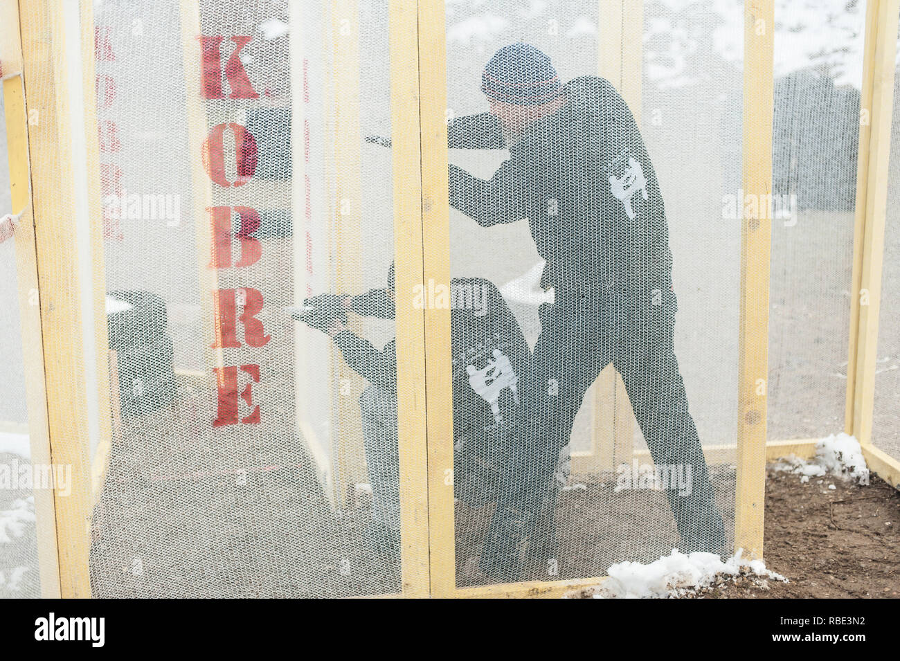 Pozarevac, Serbia - Dicembre 21-24, 2018: Kapap gli studenti praticano diverse abilità con la pistola nel poligono di tiro GROM KAPAP SULLA BASE DI SICUREZZA DELLE ARMI DA FUOCO Foto Stock