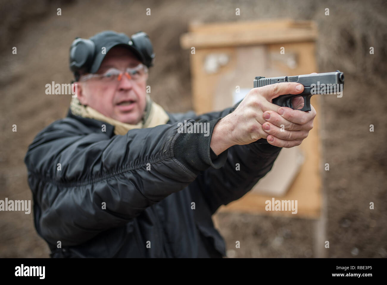 Pozarevac, Serbia - Dicembre 21-24, 2018: Istruttore Zeljko Vujicic insegna ai suoi studenti sul poligono di tiro GROM, come utilizzare in modo sicuro la pistola su kapa Foto Stock