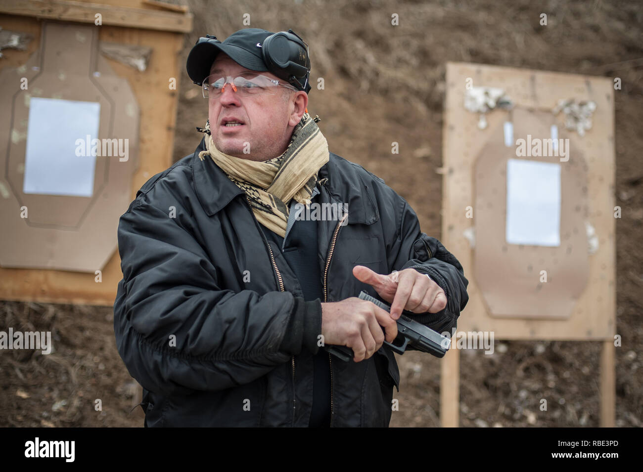 Pozarevac, Serbia - Dicembre 21-24, 2018: Istruttore Zeljko Vujicic insegna ai suoi studenti sul poligono di tiro GROM, come utilizzare in modo sicuro la pistola su kapa Foto Stock
