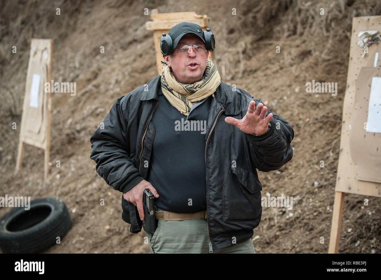 Pozarevac, Serbia - Dicembre 21-24, 2018: Istruttore Zeljko Vujicic insegna ai suoi studenti sul poligono di tiro GROM, come utilizzare in modo sicuro la pistola su kapa Foto Stock