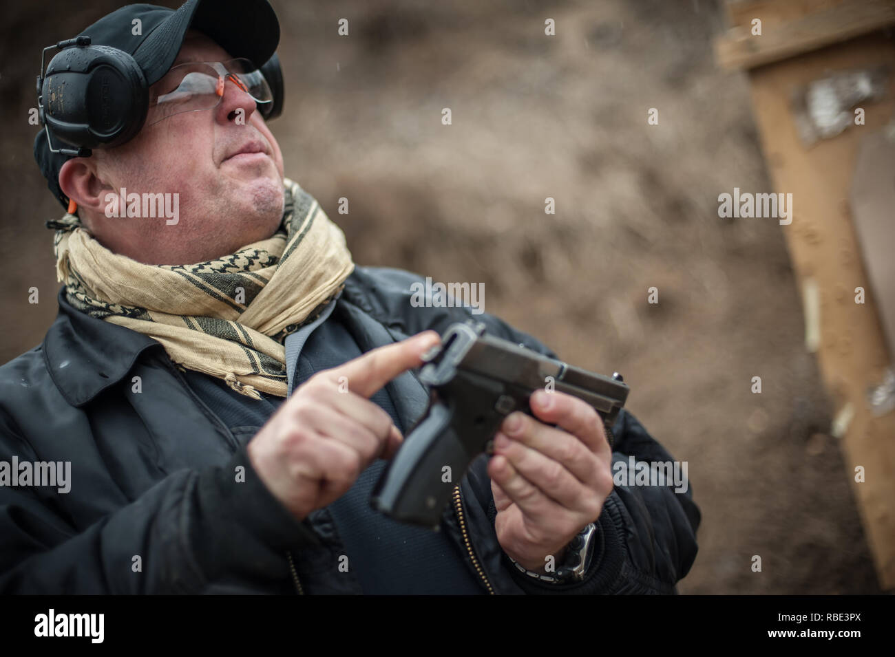 Pozarevac, Serbia - Dicembre 21-24, 2018: Istruttore Zeljko Vujicic insegna ai suoi studenti sul poligono di tiro GROM, come utilizzare in modo sicuro la pistola su kapa Foto Stock