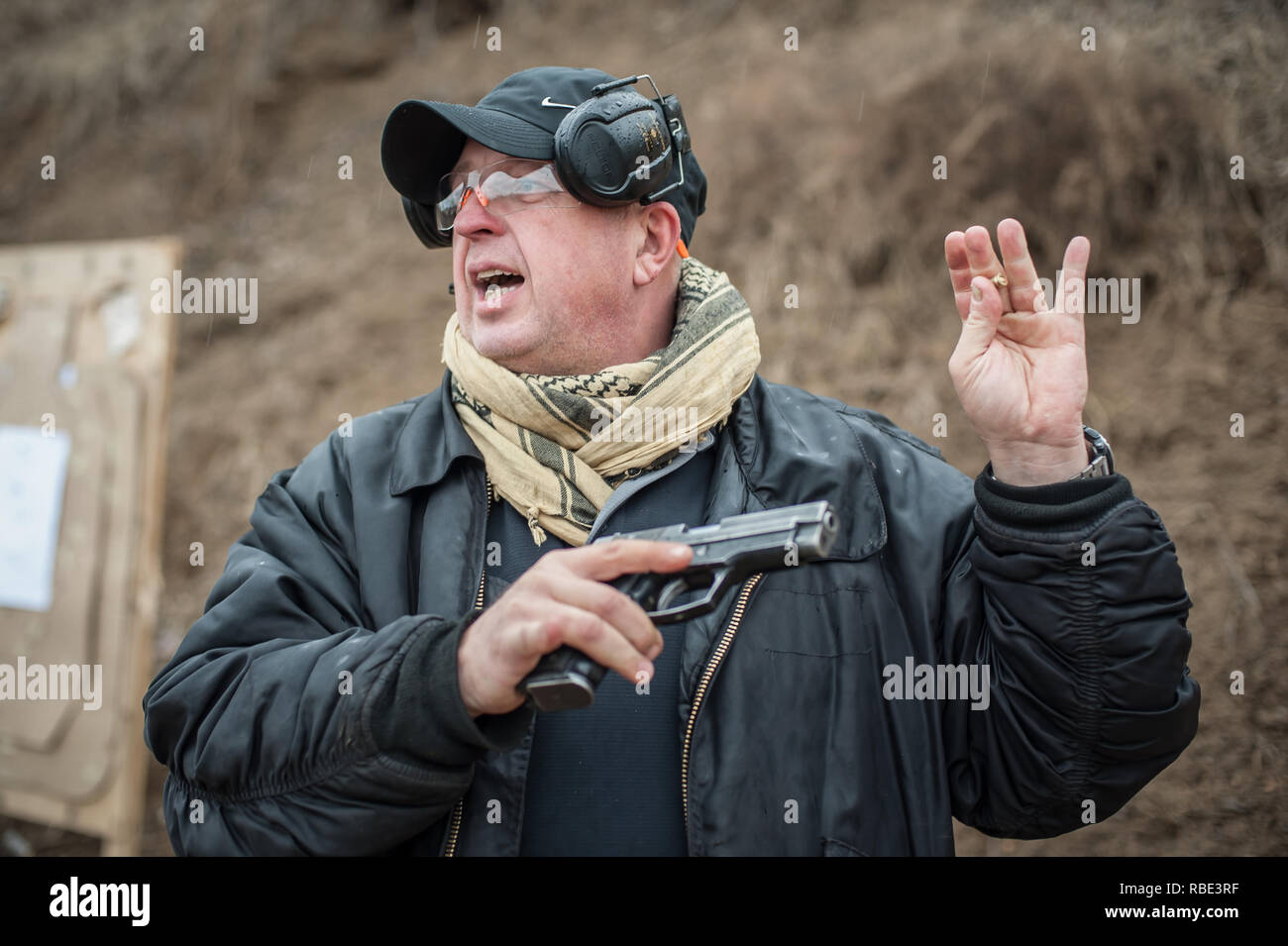 Pozarevac, Serbia - Dicembre 21-24, 2018: Istruttore Zeljko Vujicic insegna ai suoi studenti sul poligono di tiro GROM, come utilizzare in modo sicuro la pistola su kapa Foto Stock
