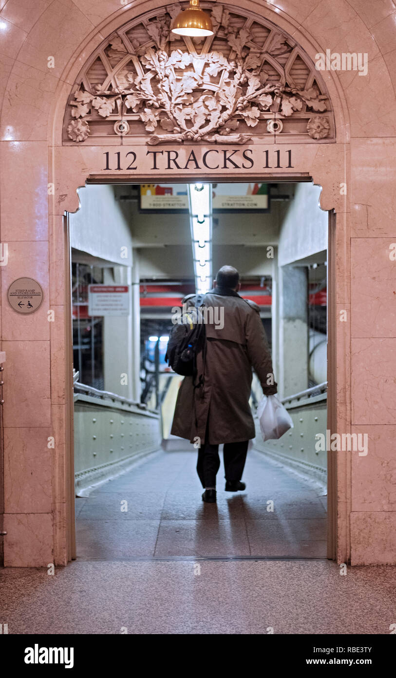 Un " commuter " capi giù per la Metro North le vie per la sera i pendolari. Alla Grand Central Station nel centro cittadino di Manhattan, New York City. Foto Stock