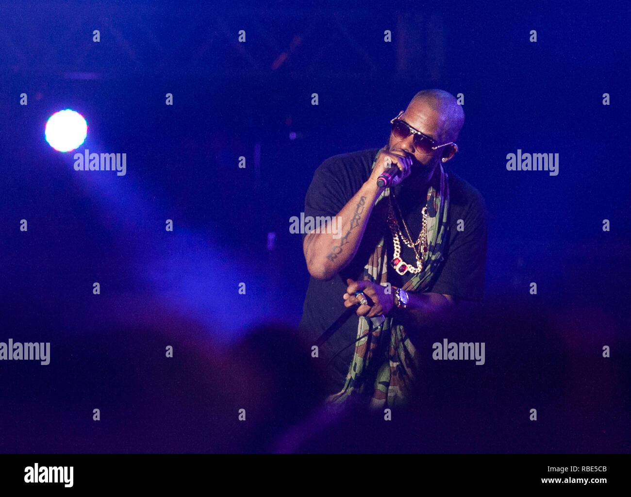 Giardini di Miami, FL - marzo 21: R. Kelly esegue durante il 2015 decimo annuale Jazz nei giardini presso il Sun Life Stadium giardini di Miami, Florida, 21 marzo 2015. Foto di Aaron Gilbert / MediaPunch Foto Stock