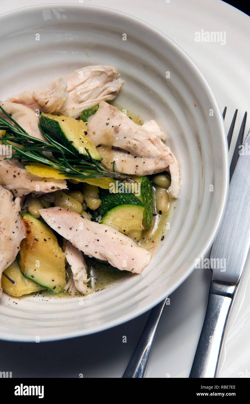 Coniglio & flageolet fagioli con zucchine, vino bianco, aglio, rosmarino e limone. Foto Stock