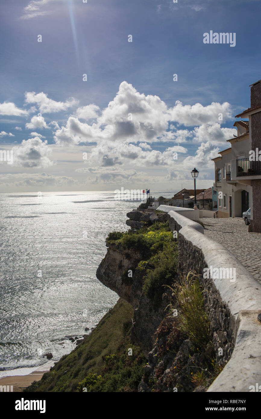 Vista sul mare dalla scogliera. Nazare, Portogallo Foto Stock
