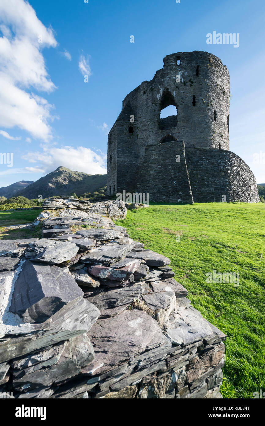 Il castello di Dolbadarn fortificazione costruita dal principe gallese Llywelyn il grande durante il XIII secolo alla base di Llanberis passare il Galles del Nord Foto Stock