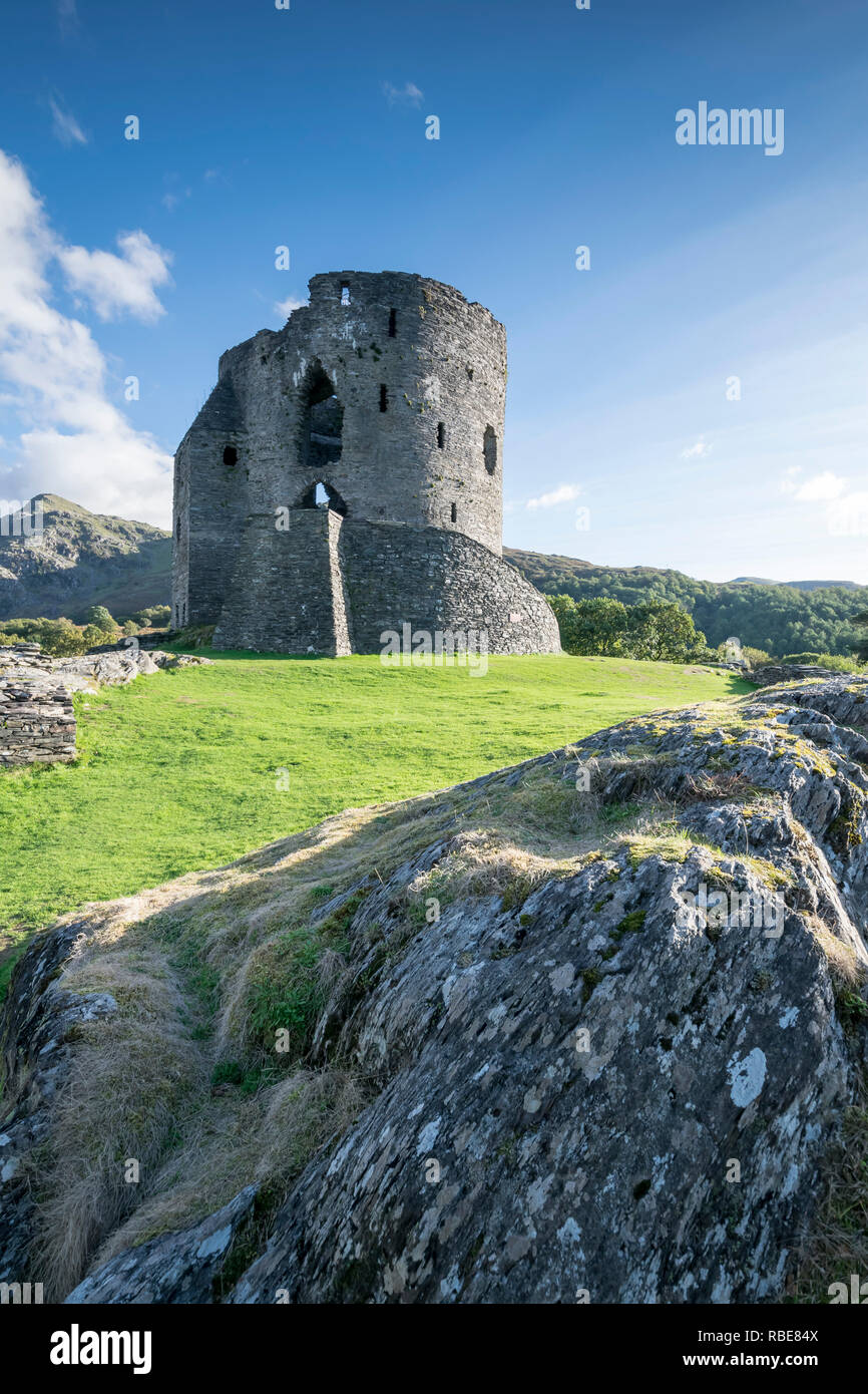 Il castello di Dolbadarn fortificazione costruita dal principe gallese Llywelyn il grande durante il XIII secolo alla base di Llanberis passare il Galles del Nord Foto Stock