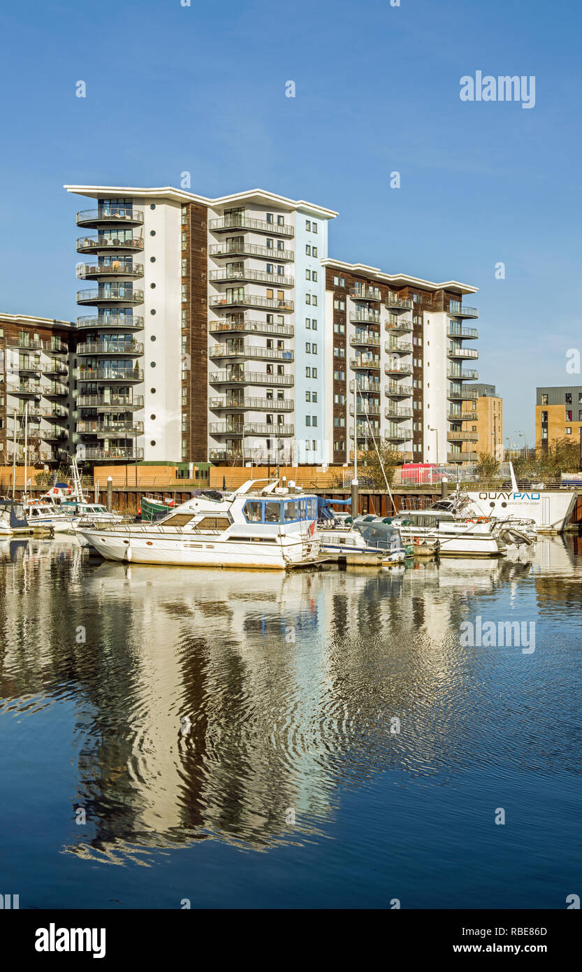 Il fiume Ely proveniente in Cardiff Bay foderato con appartamenti e pieno di barche da diporto in nuova costruzione di porti turistici, Galles del Sud Foto Stock