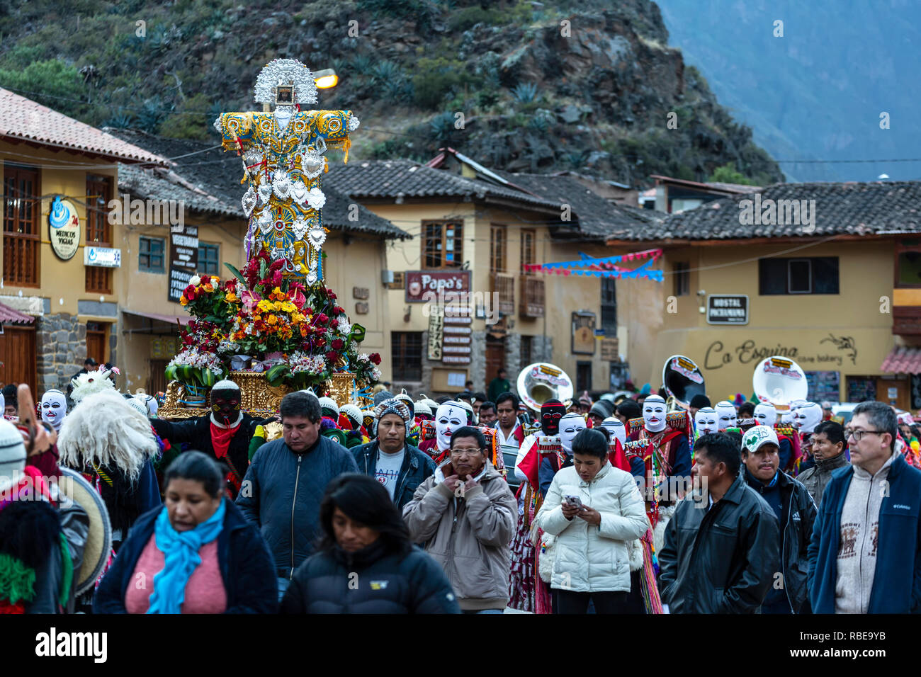Processione religiosa, danzatori vestiti in abiti colorati che trasportano croce raffigurante il Senor de Choquekilca, Fiesta del Senor de Choquekilca (festa o Foto Stock