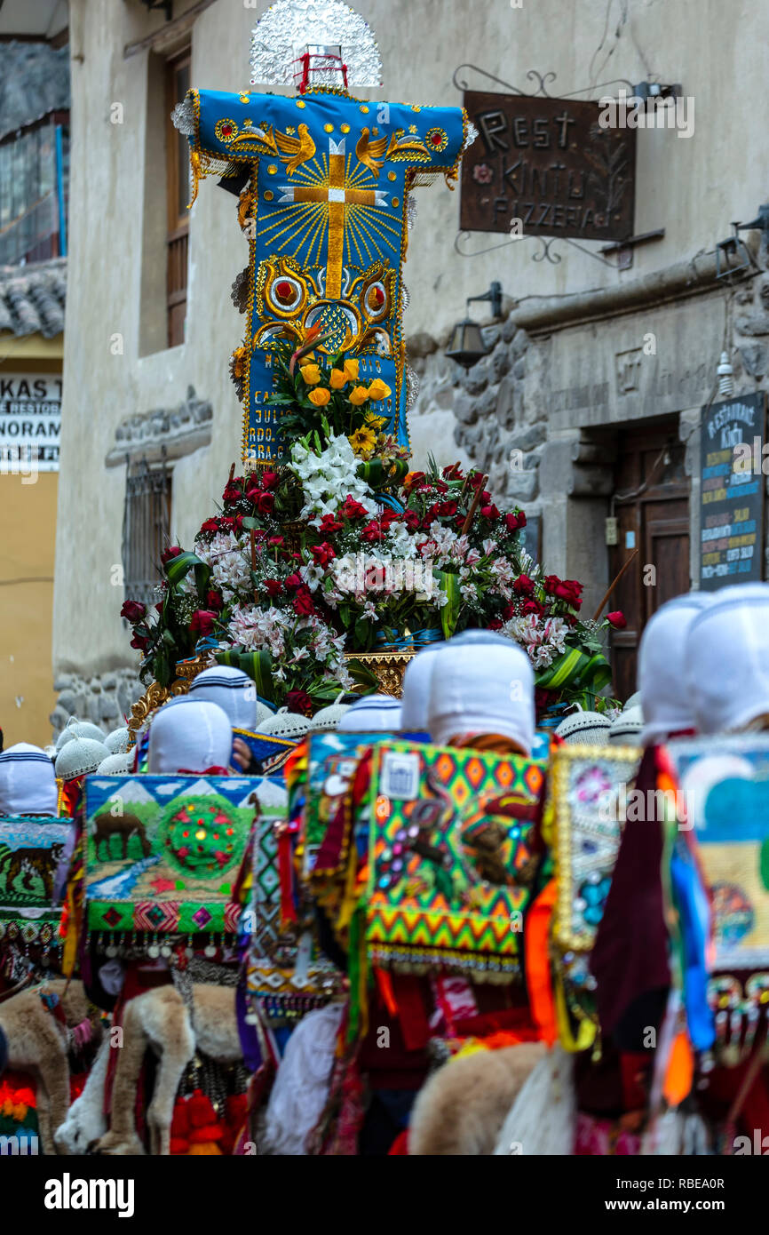 Processione religiosa, danzatori vestiti in abiti colorati che trasportano croce raffigurante il Senor de Choquekilca, Fiesta del Senor de Choquekilca (festa o Foto Stock