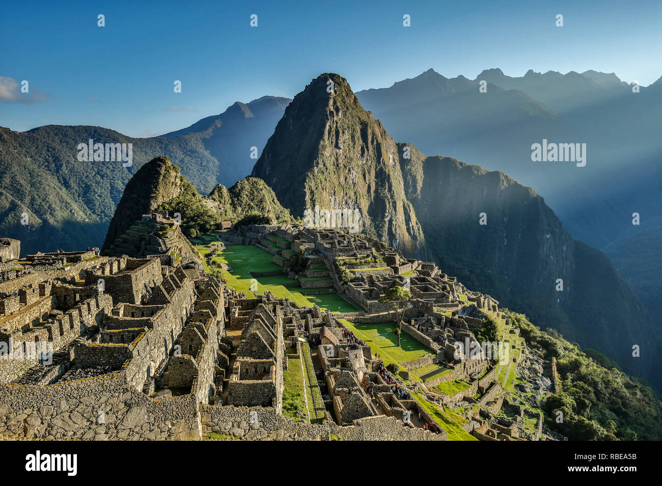 Cittadella Inca di Machu Picchu (Huayna Picchu picco in background), Cusco, Perù Foto Stock