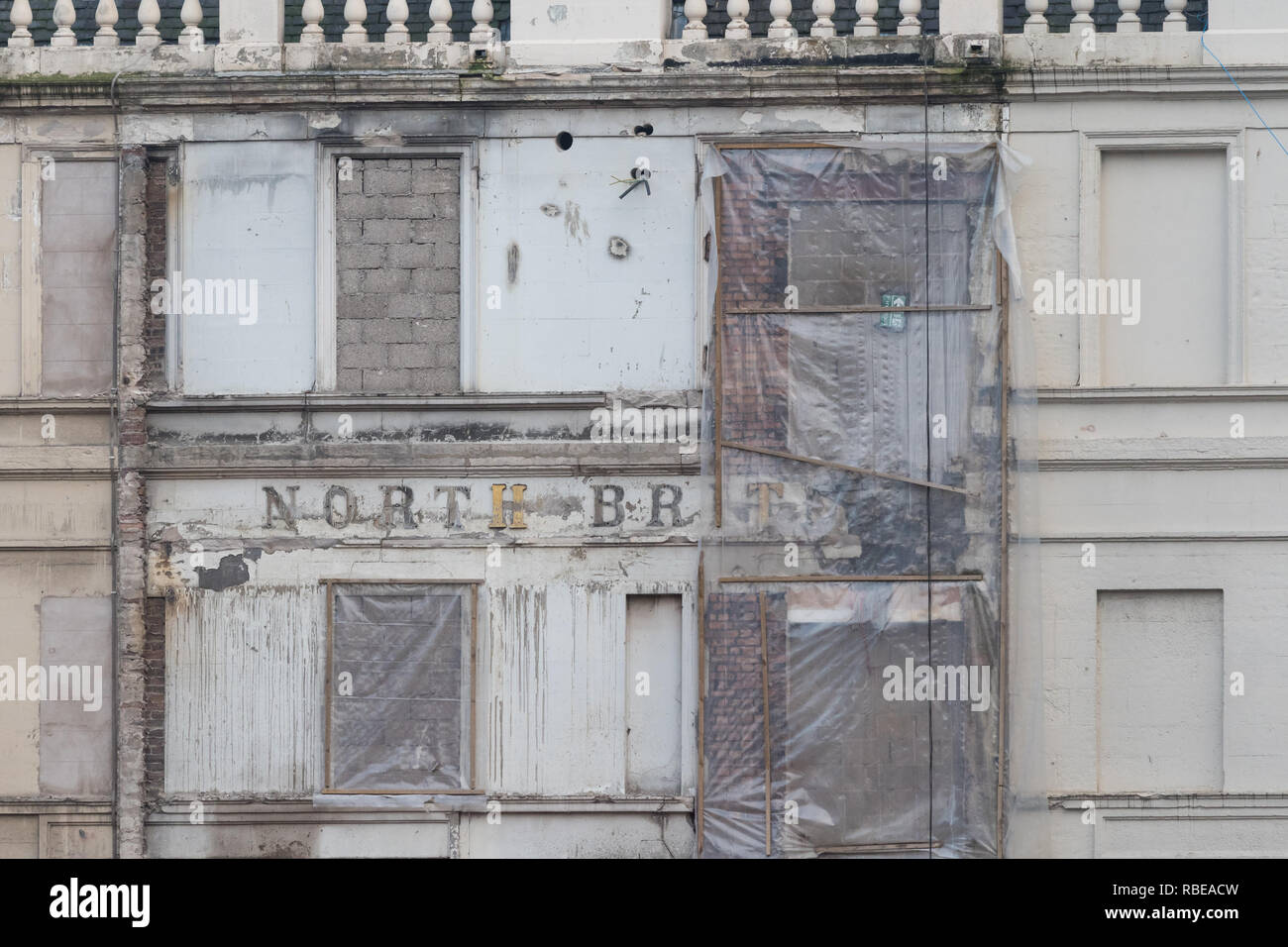 Nord Stazione britannica Hotel segno fantasma di Glasgow (segno scoperte dalla demolizione di edificio adiacente durante il Queen Street ristrutturazioni) Foto Stock
