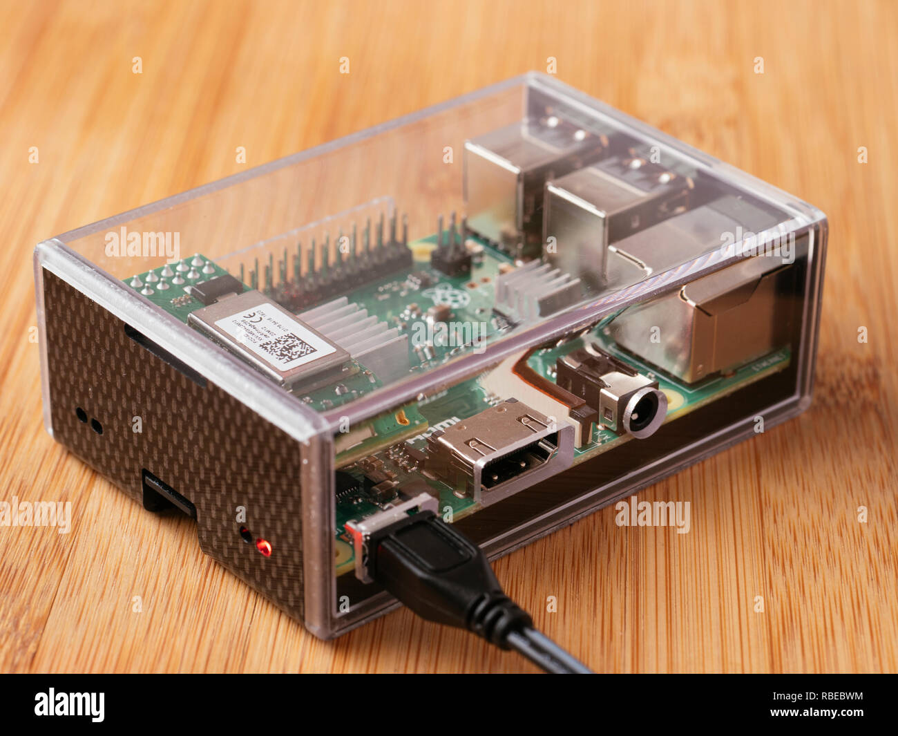 Lampone Pi 3 Modello B+ con ZigBee scheda add-on in una custodia trasparente. Foto Stock