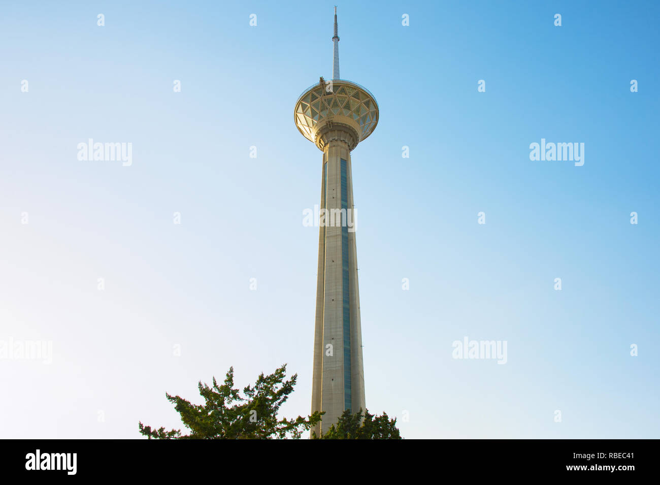 Milad Tower con cielo blu. Tehran, Iran Foto Stock