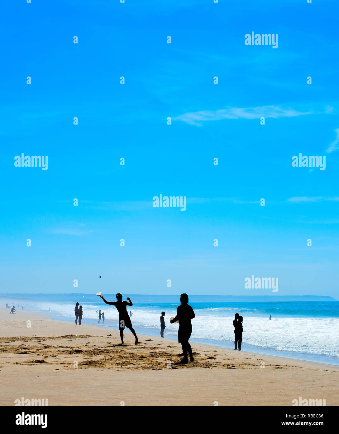 Persone che giocano a beach racket a Costa da Caparica beach. Lisbona, Portogallo Foto Stock