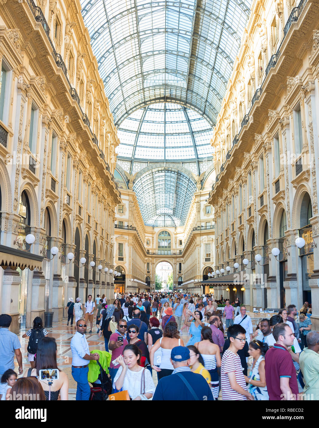 Milano, Italia - 17 agosto 2017: la gente in Galleria Vittorio Emanuele II è una delle più famose aree per lo shopping a Milano. Foto Stock