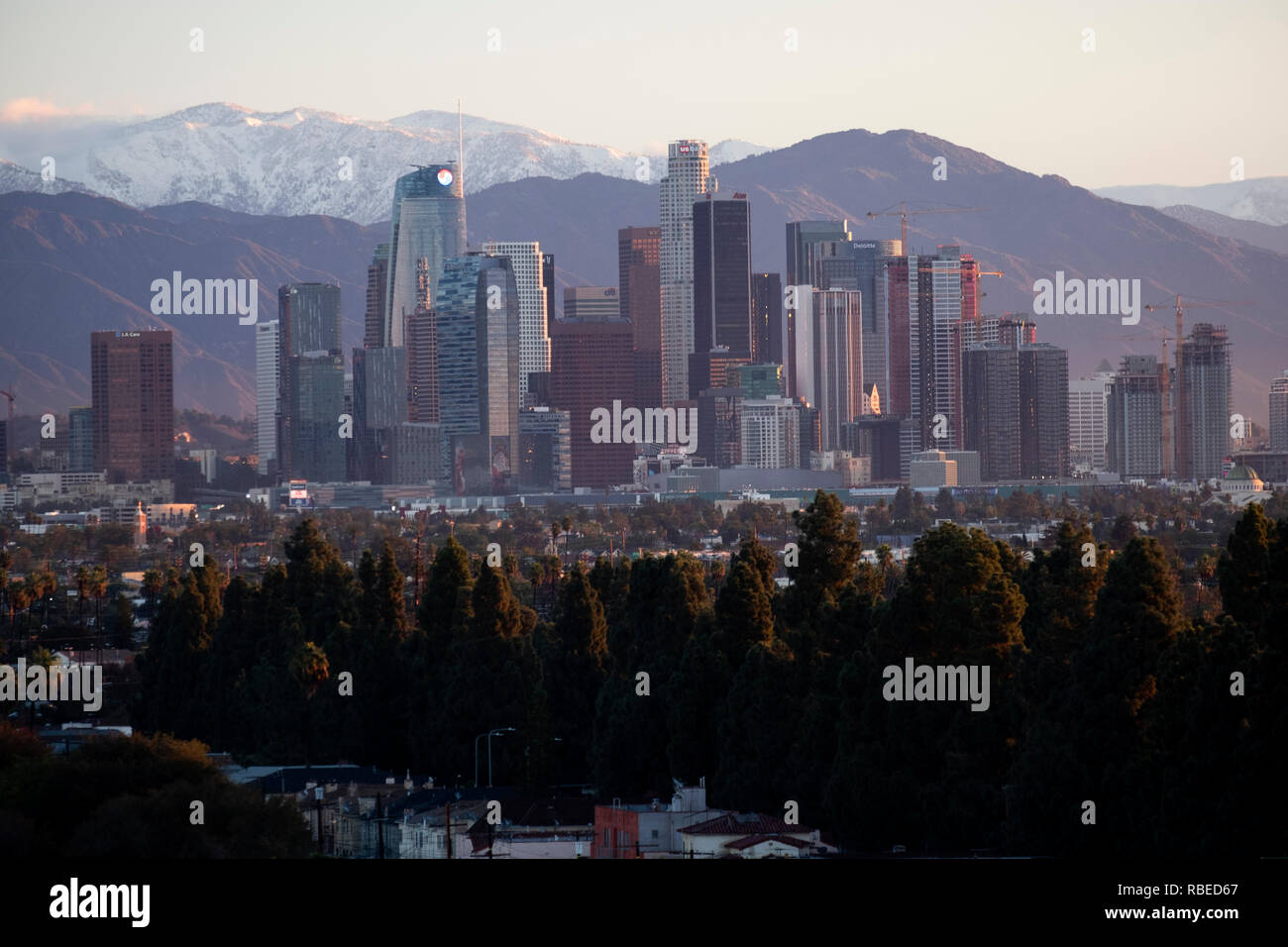 Il centro cittadino di Los Angeles Skyline con le montagne Foto Stock
