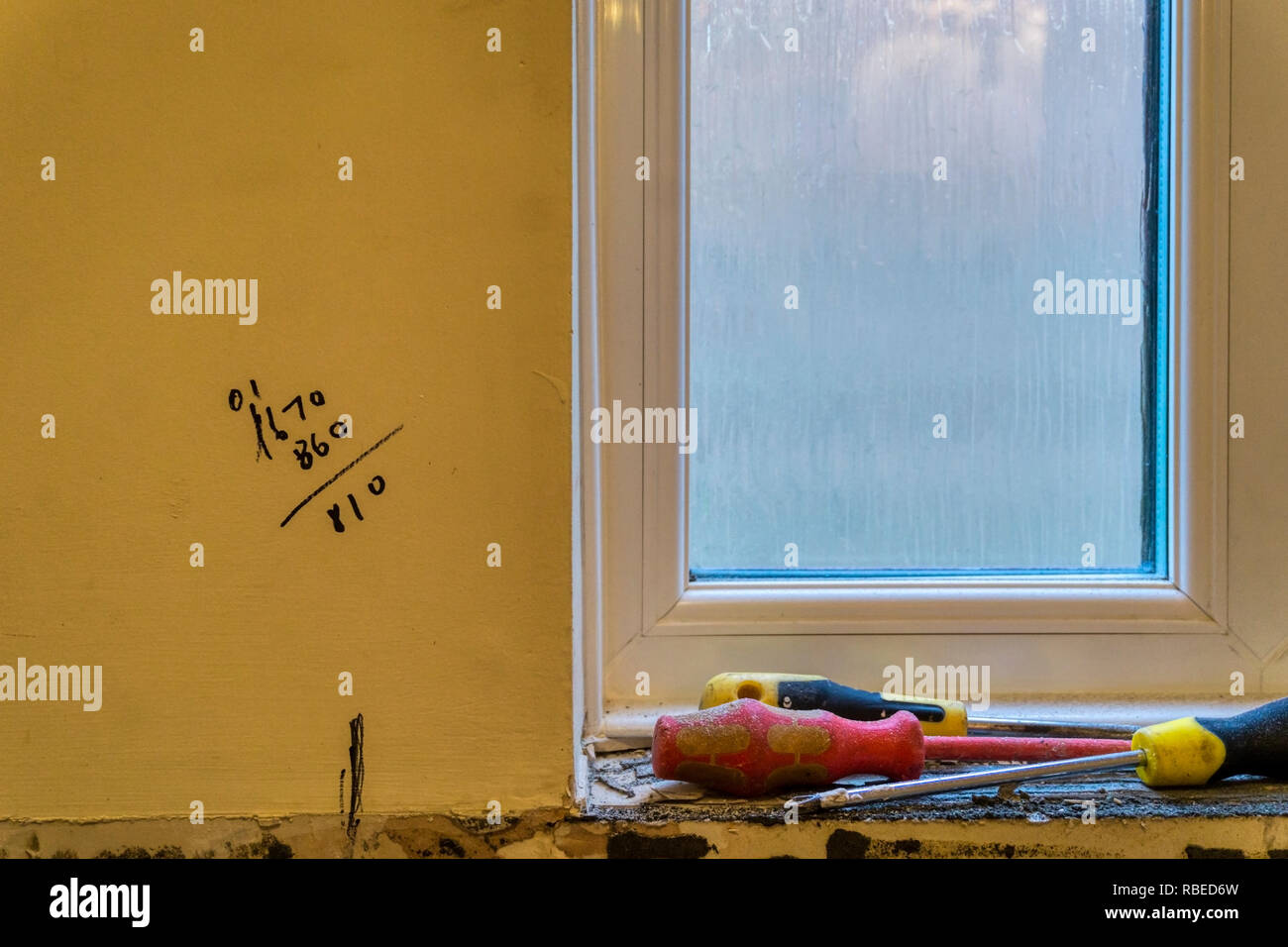 I calcoli di costruttori scritta sulla parete mentre i lavori di costruzione è effettuata. Foto Stock