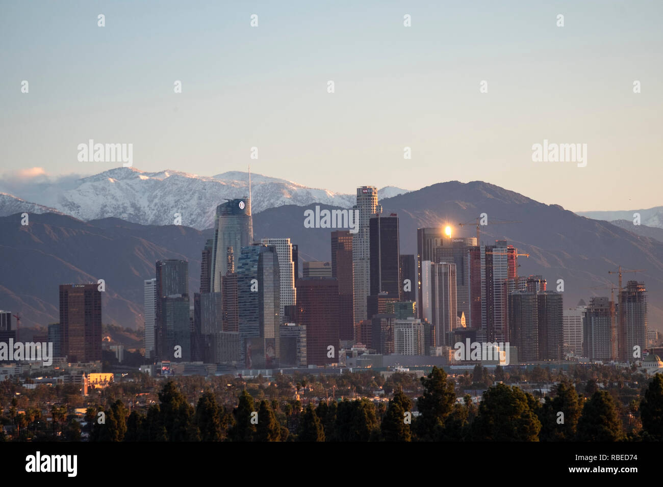 Il centro cittadino di Los Angeles Skyline con le montagne Foto Stock