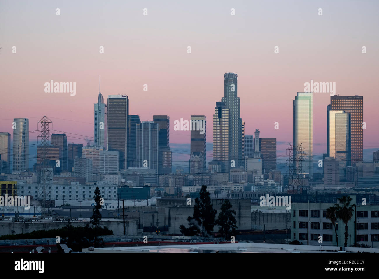 Vista grintoso predawn luce rosa LA downtown Foto Stock