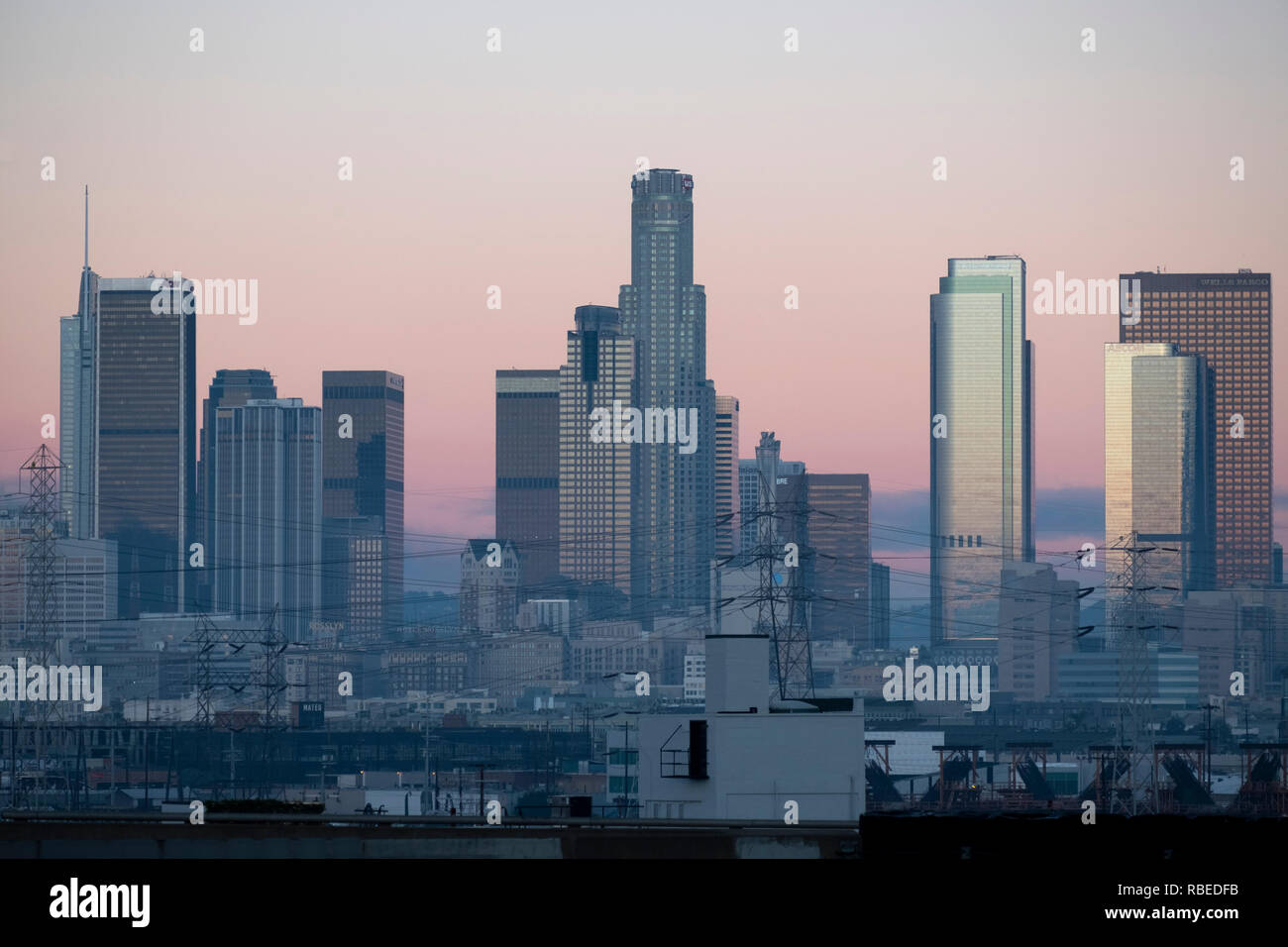 Vista grintoso predawn luce rosa LA downtown Foto Stock