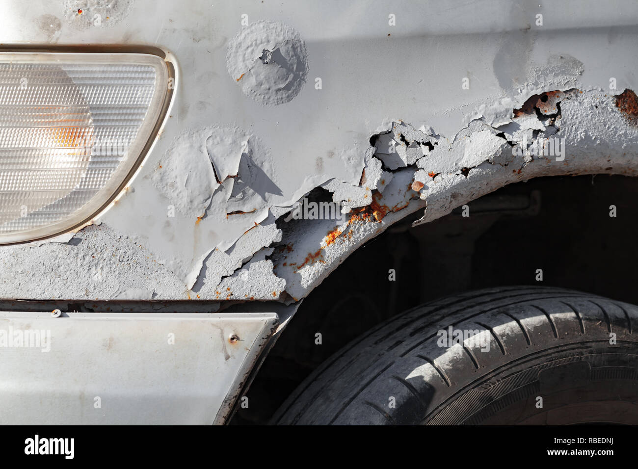 Vecchio danneggiato auto anteriore parafango con la ruggine, i fori e i graffi, close-up foto Foto Stock
