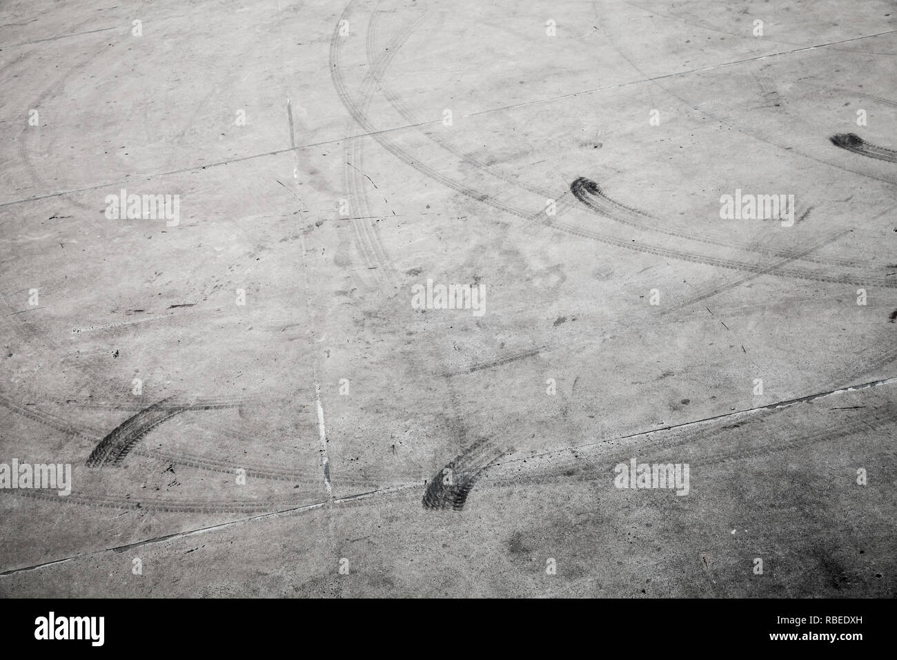 Trasporto astratto foto di sfondo con tracce di pneumatici su grigio strada concreta Foto Stock