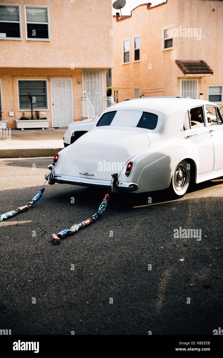 Santa Monica, California, Stati Uniti d'America - 24 Ottobre 2015: Matrimonio Classico Auto con lattine di soda Foto Stock