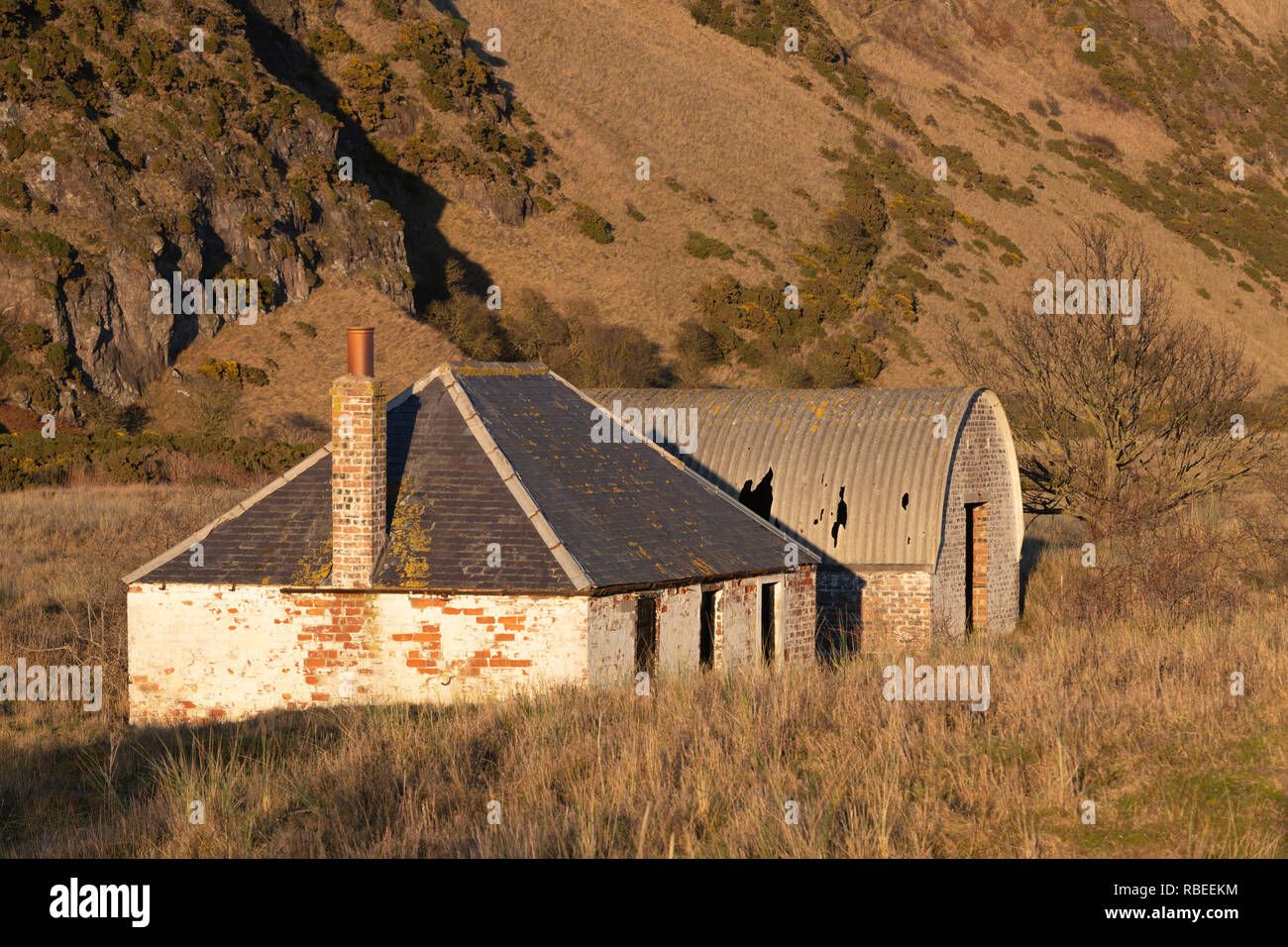 Una pesca abbandonate Bothy dietro le dune in San Ciro Riserva Naturale Nazionale in Aberdeenshire. Foto Stock